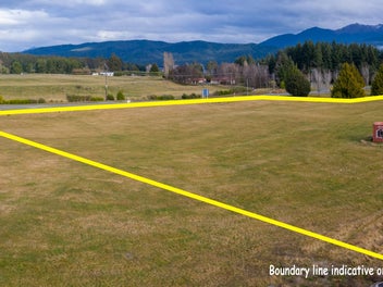 At the entrance to beautiful Te Anau