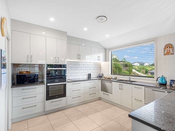 Designer Seaside Living with Impressive Garaging!