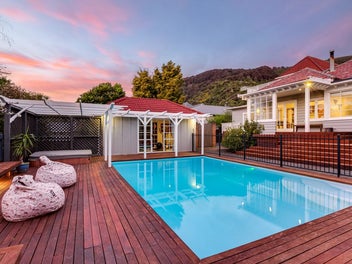 Eastbourne Icon - Grand Scale, Coastal Style