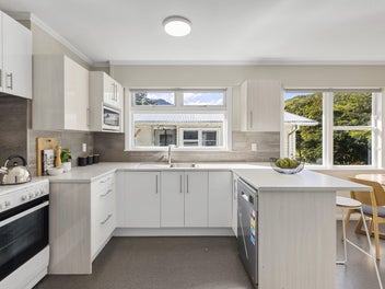 Solid 1960s Home - Space & Flexibility!