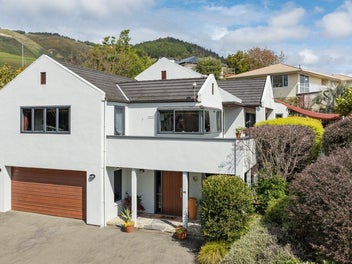 Your Modern Family Oasis Awaits!