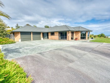 Spacious lifestyle with stunning sea views