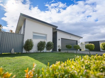 Stunning Modern Home in Alexandra Cul-de-Sac