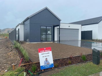 Magnificent Modern Living at its Beachside best!