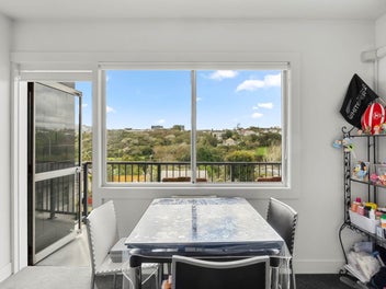Secure, Sunny City-Fringe Living in Kingsland.