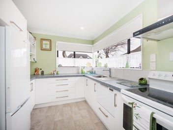 Brick, aluminium, tidy and central!