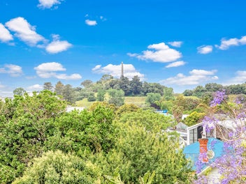 URGENT SALE - Prestige Living in Epsom DGZ