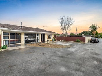 AUSTRALIA IS CALLING - RENOVATED AND READY
