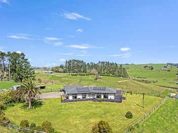 Elegant Lifestyle With Views on 1ha