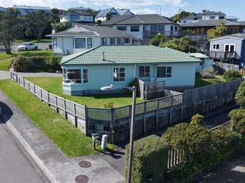 A Much-Loved Family Home in a Peaceful Cul-de-Sac.