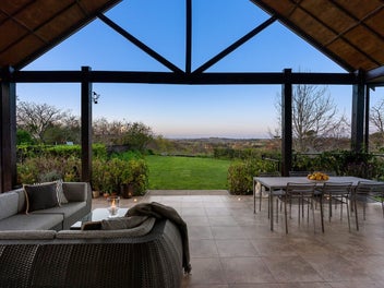 Lifestyle Distinction, Minutes to Albany!