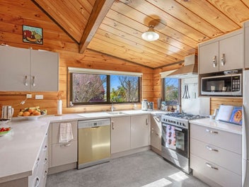 MODERN RETREAT, WITH STUNNING VIEWS