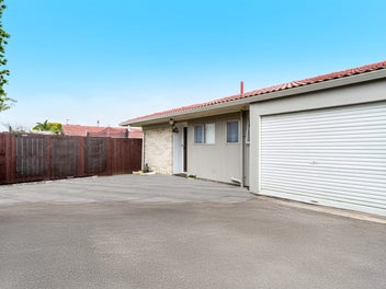 2 Bedroom solid brick house in Opaheke.