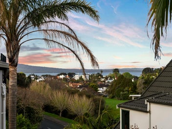 LOCKWOOD ORAKEI HOME: Open Thursday & Saturday
