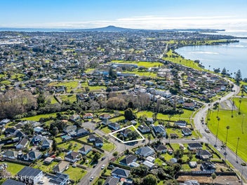 850m² Corner THAB Near the Waterfront!