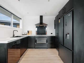 Modern Comfort, Sun-Soaked Living