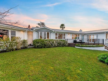 Single Level, Sunsets, City Views on 629m²