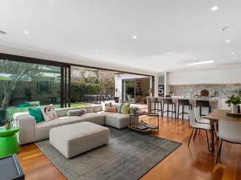 Stunning Executive Home + 1 Bedroom Flat