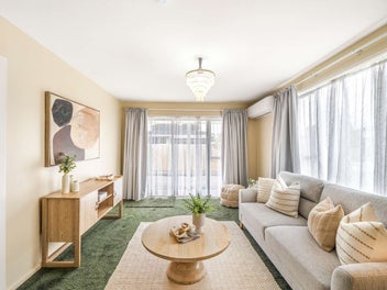 2 Double Bedrooms, Secure Garaging, & 2 Carparks