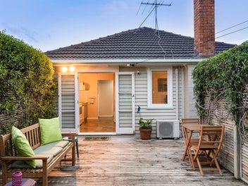 Sunny 1950s Entertainer - Freehold