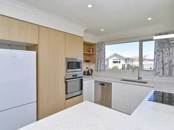 Mews Flash ! Modern, Low-Maintenance Living