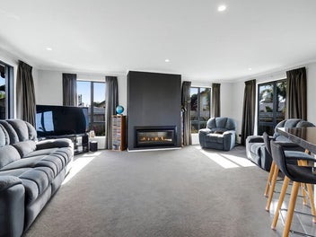 MODERN FAMILY LIVING IN A PRIME LOCATION