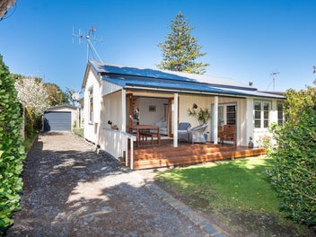 Charming Character Cottage with Sea Views