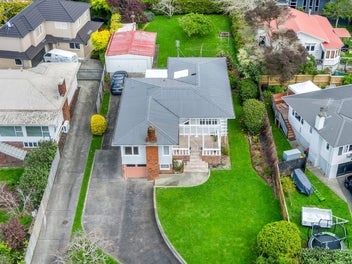 1950's Bungalow on 959sqm site
