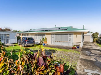 SELF SUFFICIENT, SPACIOUS FAMILY HOME