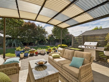 Triple Garage, Modern Ease, Complete Privacy