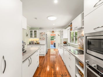 TRANQUIL FAMILY LIVING IN BUSH SETTING