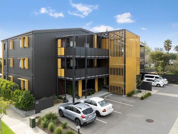 Highly motivated - Top-Floor Living