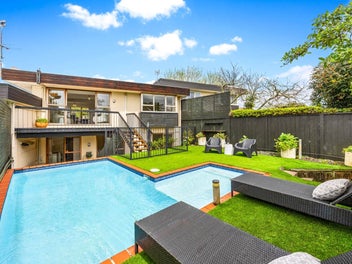 North facing Cedar & Concrete (DGZ)