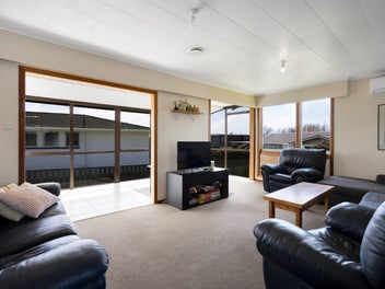 Spacious Sunny Home, Prime Location