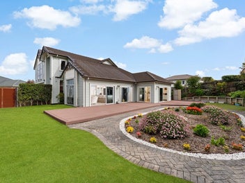 Family Haven in Pinehill with Rangitoto Zone