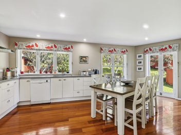 Sunny, Private & Spacious Family Home