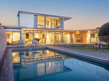 BUSH, POOL, TENNIS - THE ULTIMATE KARORI LIFESTYLE