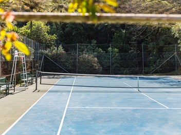 BUSH, POOL, TENNIS - THE ULTIMATE KARORI LIFESTYLE