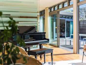 BUSH, POOL, TENNIS - THE ULTIMATE KARORI LIFESTYLE