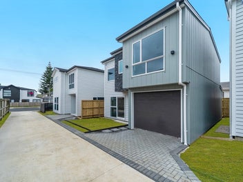 SPACIOUS FAMILY LIVING IN THE HEART OF PAPATOETOE