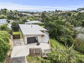 Elevated Oakura Stunner – Contemporary Living