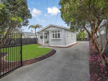 Sophisticated Character in Prestigious Woburn