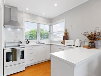 IGNORE 21 SALE PRICE - VENDORS ARE ON THE MOVE!