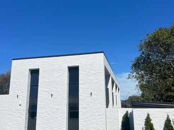 City-Fringe Living - Move In Ready!