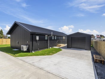 Light-Filled Living with Sleek Design