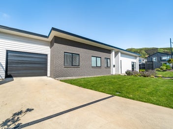 NEAR NEW LOW MAINTENANCE FAMILY HOME