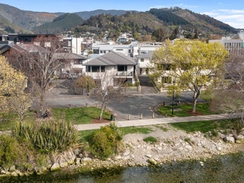 Riverside elegance in the heart of the City