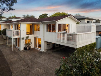 WALK TO THE BEACH, DINE IN THE VILLAGE!