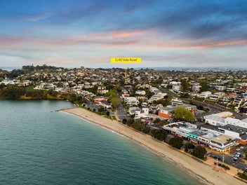 WALK TO THE BEACH, DINE IN THE VILLAGE!