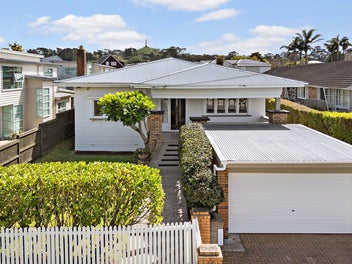 ENVIABLE FAMILY LIVING WITH POOLSIDE ENTERTAINING!